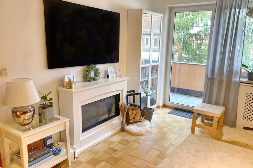 Wohnzimmer mit Balkon