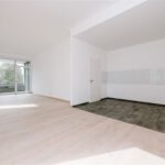 Wohnzimmer mit offener Küche