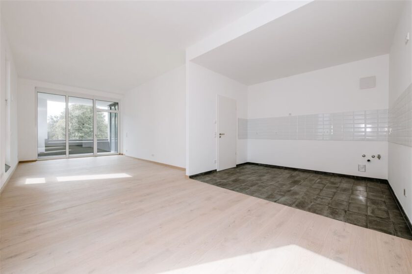 Wohnzimmer mit offener Küche