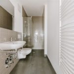 Gästebadezimmer mit ebenerdiger Dusche