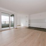 Wohnzimmer mit offener Küche