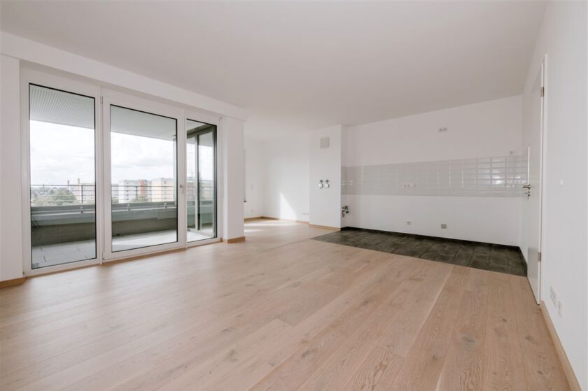 Wohnzimmer mit offener Küche