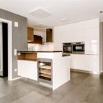 Detail Küche mit Weinkühlschrank