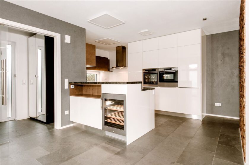 Detail Küche mit Weinkühlschrank