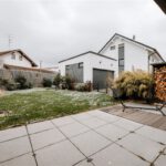 Südterrasse mit großem Garten