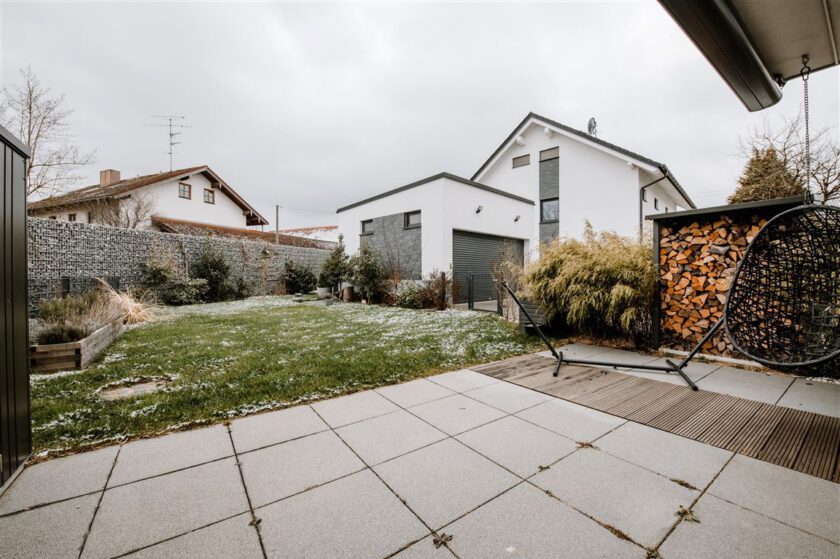 Südterrasse mit großem Garten