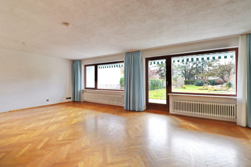 Wohnzimmer mit Blick in den Garten