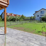 Terrasse mit großem Garten