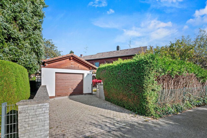 Garage und Außenstellplatz
