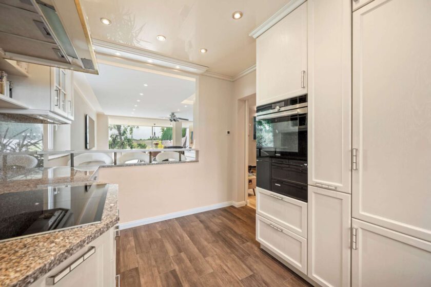 Küche mit Blick in das Esszimmer