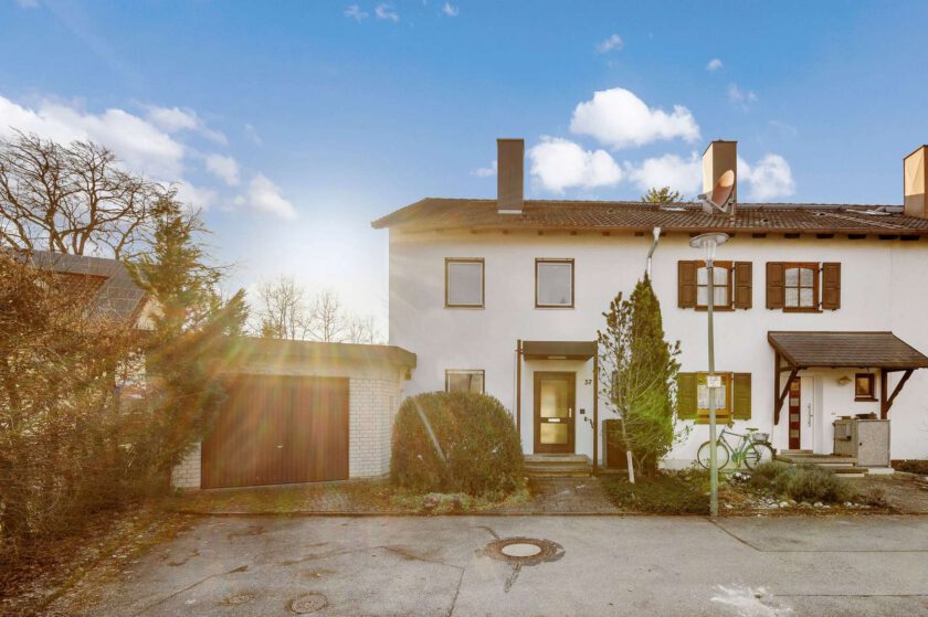 Hauszugang und Garage