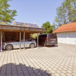Innenhof mit Carport und Garage
