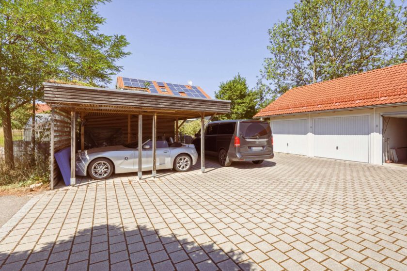 Innenhof mit Carport und Garage