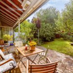 Terrasse mit Blick in den Garten