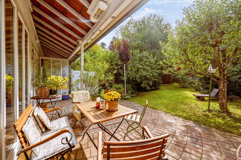 Terrasse mit Blick in den Garten