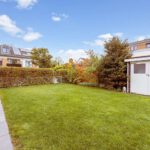 Garten mit Rollrasen und Gerätehaus