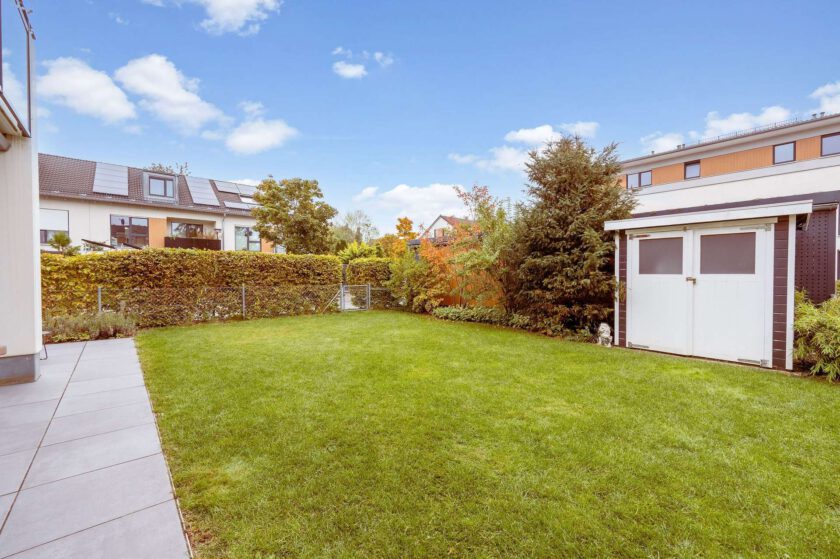 Garten mit Rollrasen und Gerätehaus